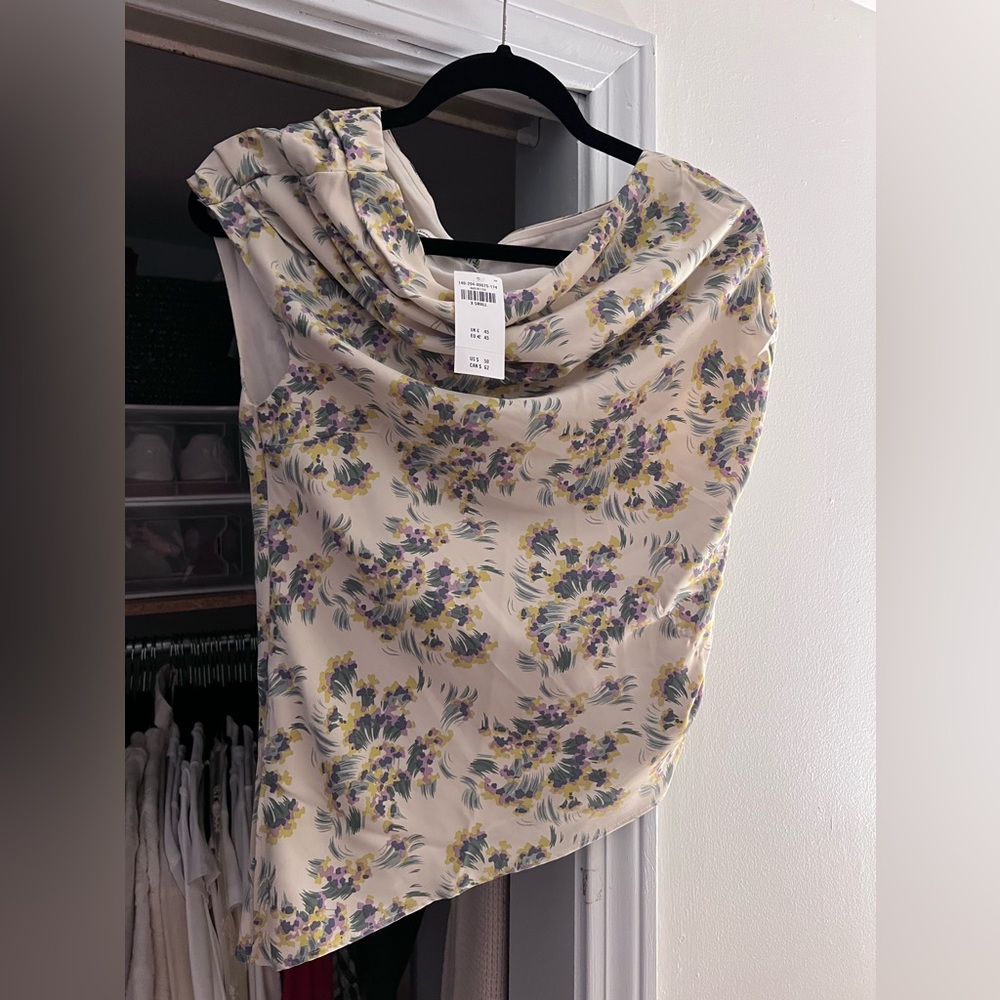 Abercrombie, never worn. new with tags. smoke free home.